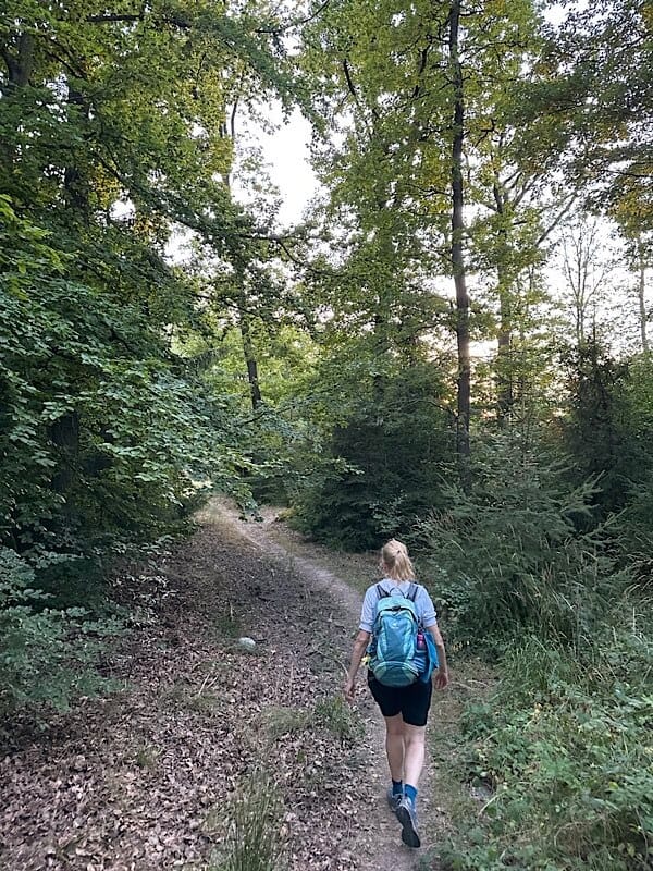 Frau, die wandert