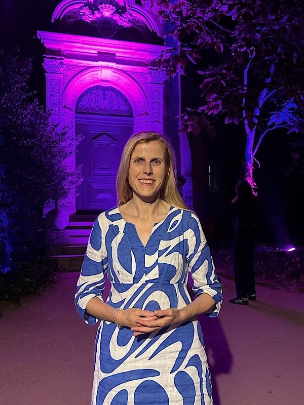 Frau vor schönen Hintergrund