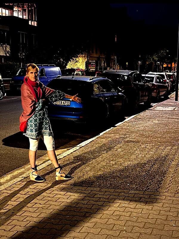 Frau mit Pfeil-Schatten