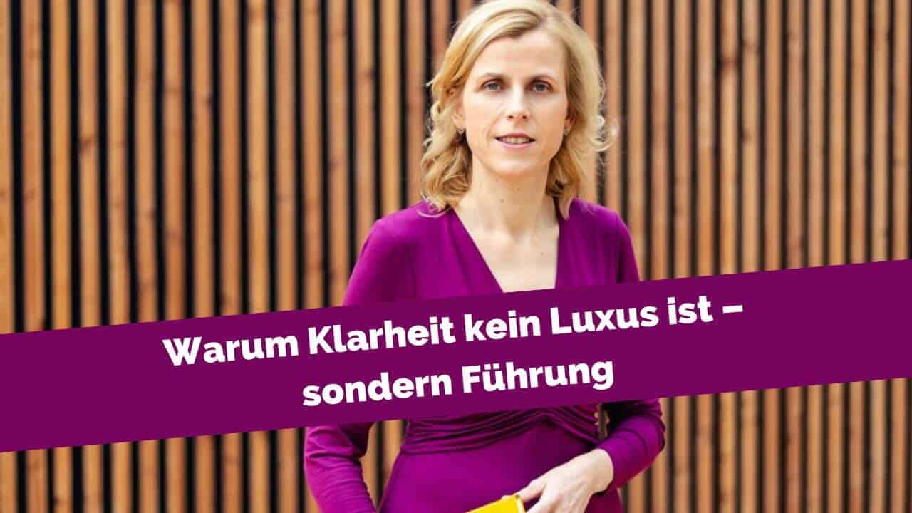 Frau vor Holzwand