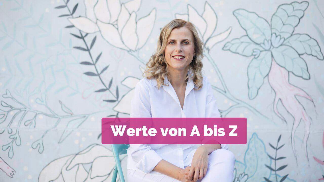 Frau vor bemalter Wand