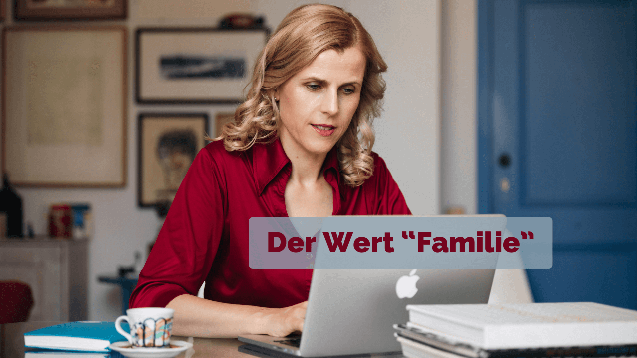 Frau an Schreibtisch