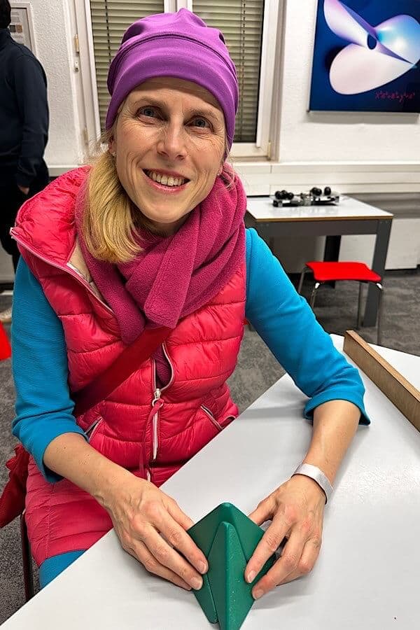 Frau beim Experimentieren