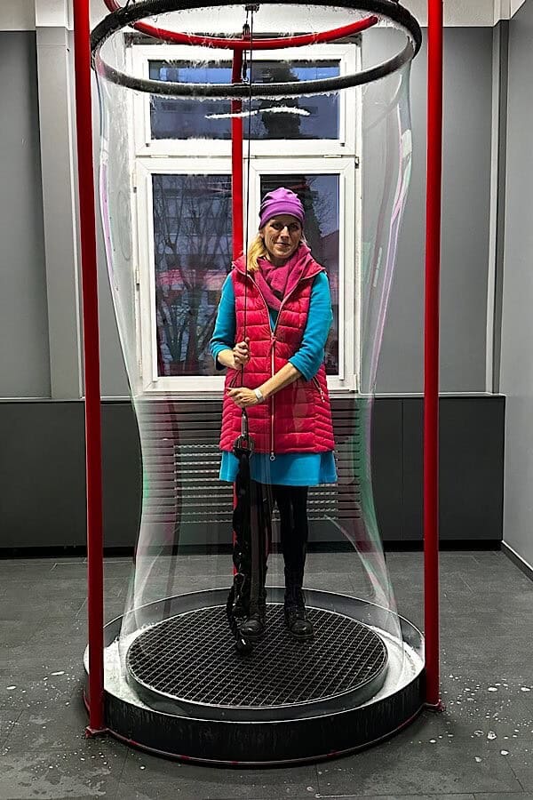 Frau im Experimenta Frankfurt