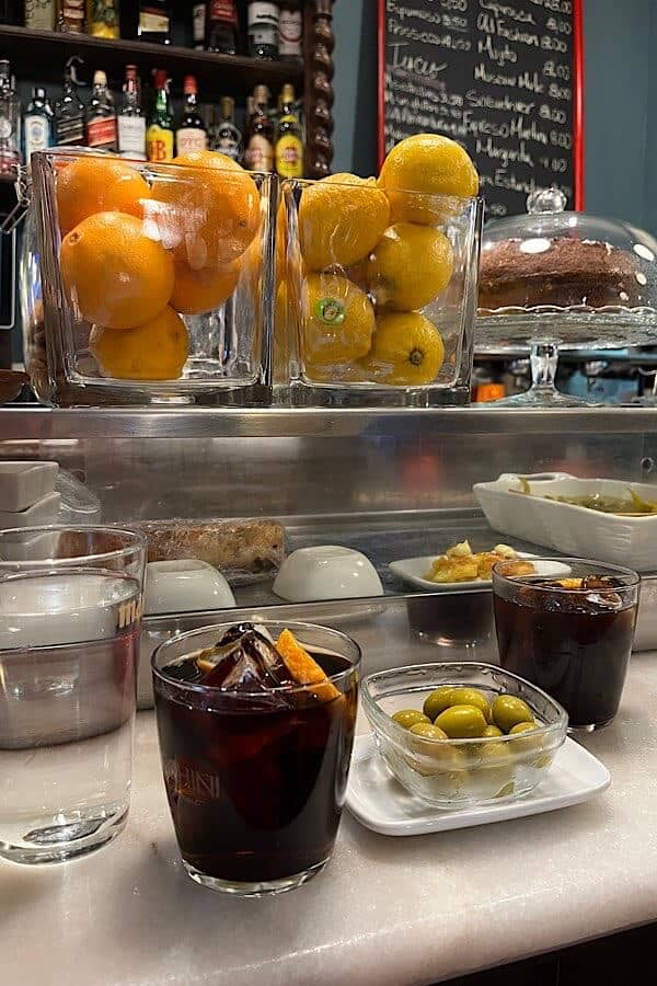 Orangen, Zitronen, Oliven, Vermut und Wasser