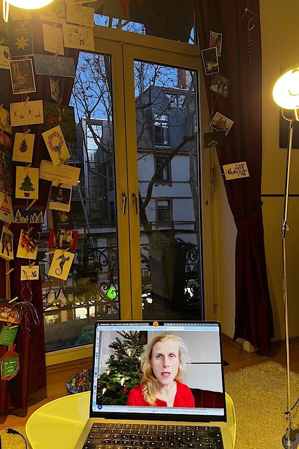 Weihnachtskarten am Fenster und Video-Equipment