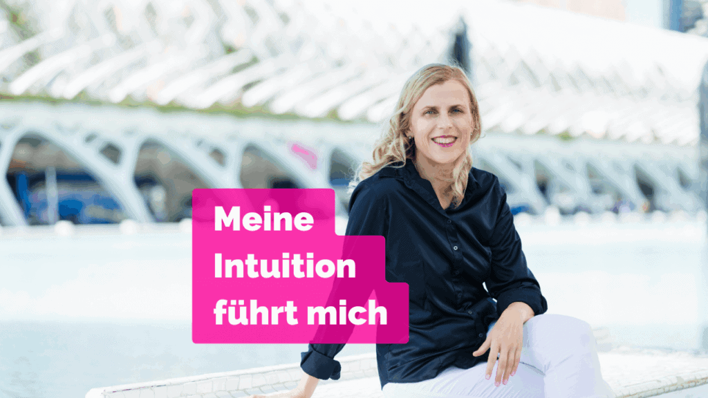 Frau vor Architektur