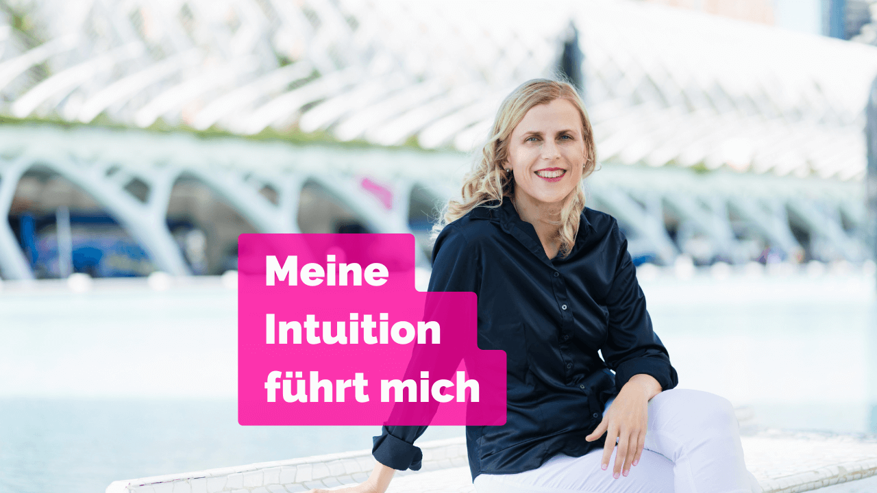 Frau vor Architektur