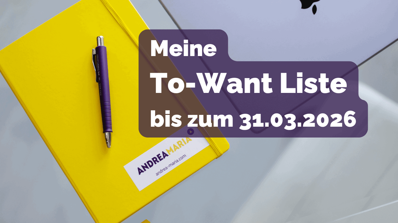 Notizbuch neben Rechner