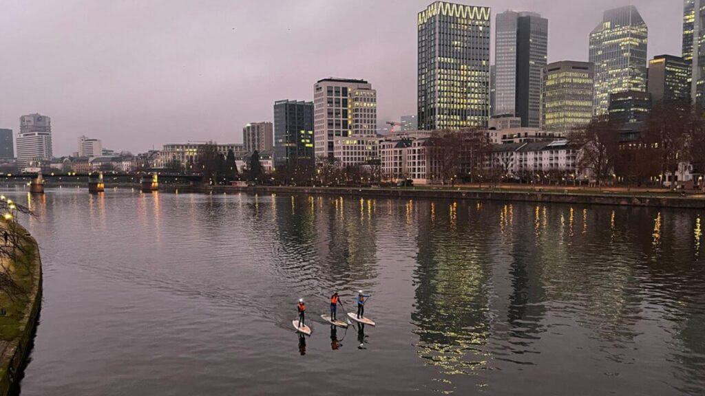 3 Stand-up Paddler in Frankfurt auf dem Main