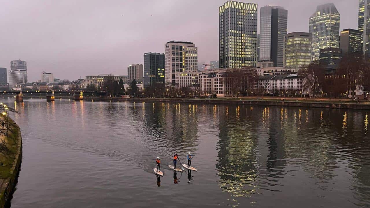 3 Stand-up Paddler in Frankfurt auf dem Main