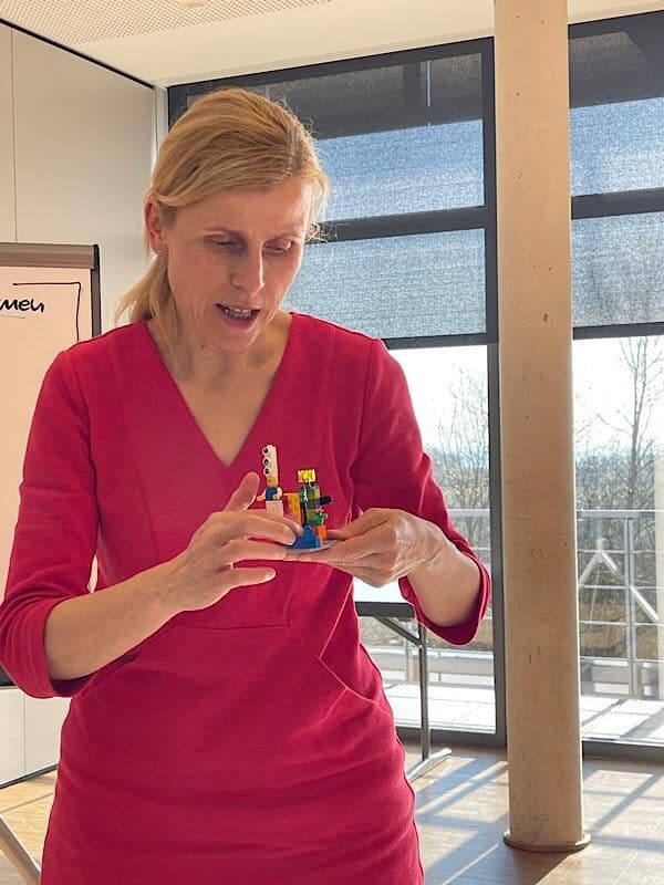 Frau mit Lego