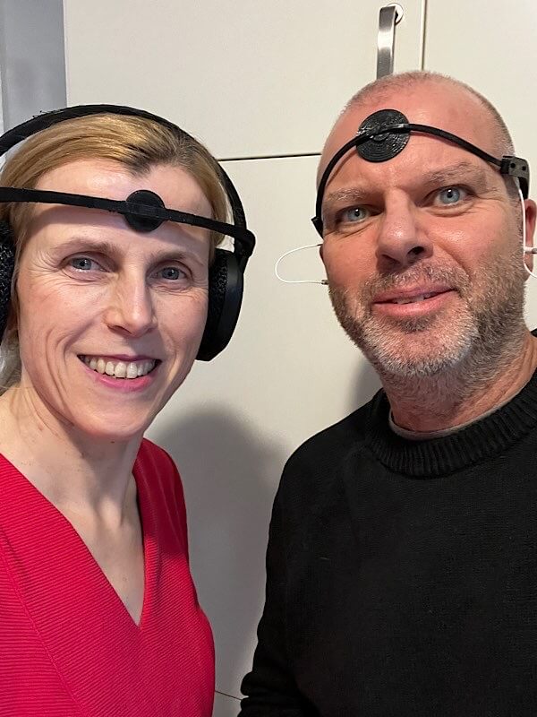 Zwei Personen mit Prototyp