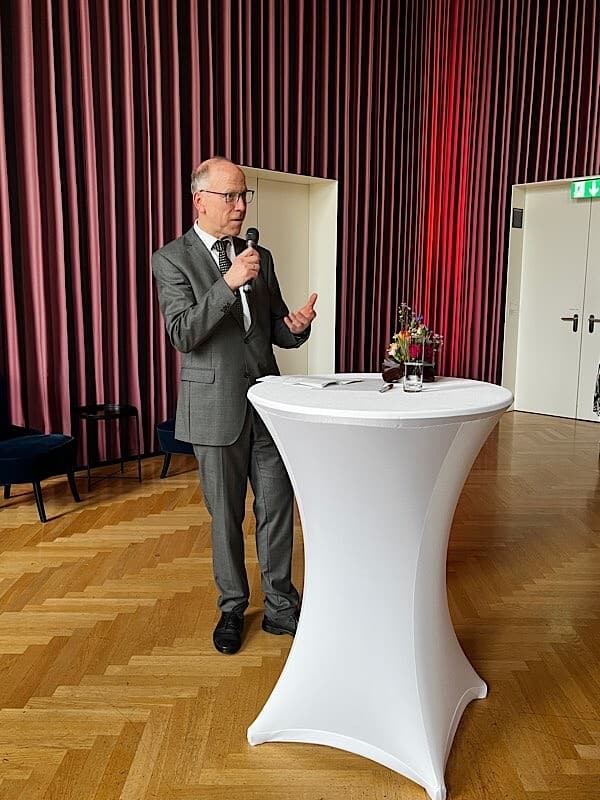 Mann hält eine Rede