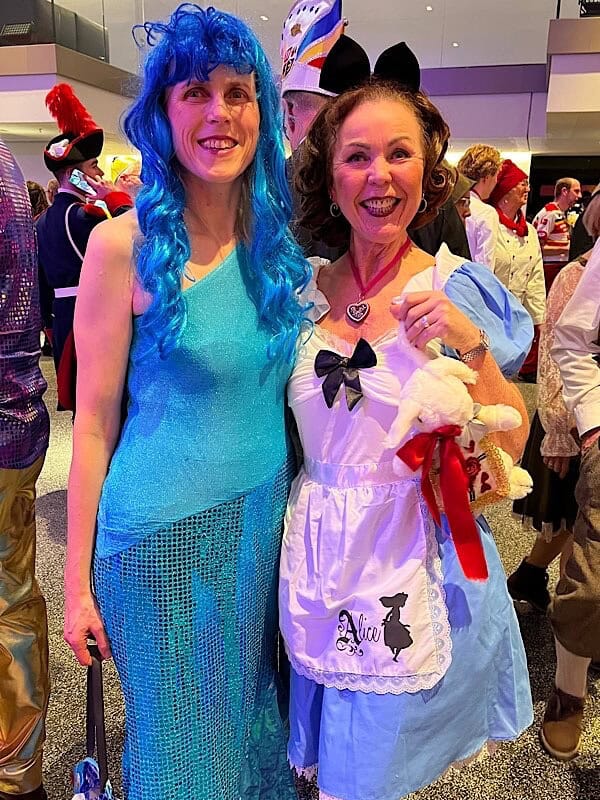 Nixe mit Alice im Wunderland