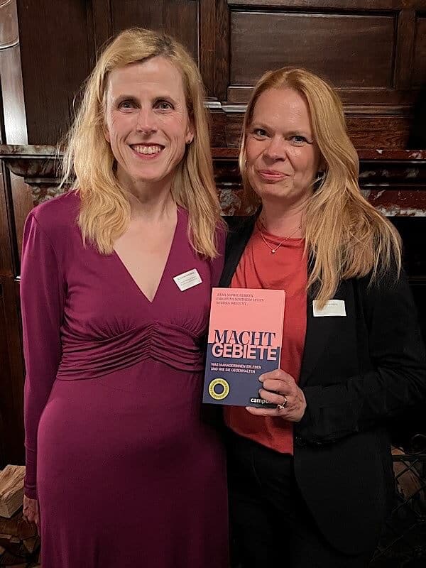 zwei Frauen und ein Buch