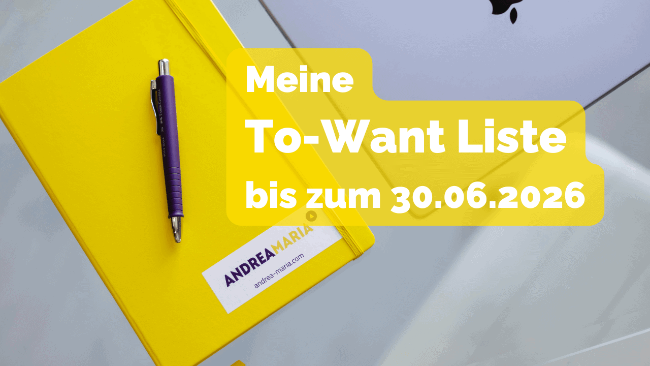 Buch und Stift neben einen Mac