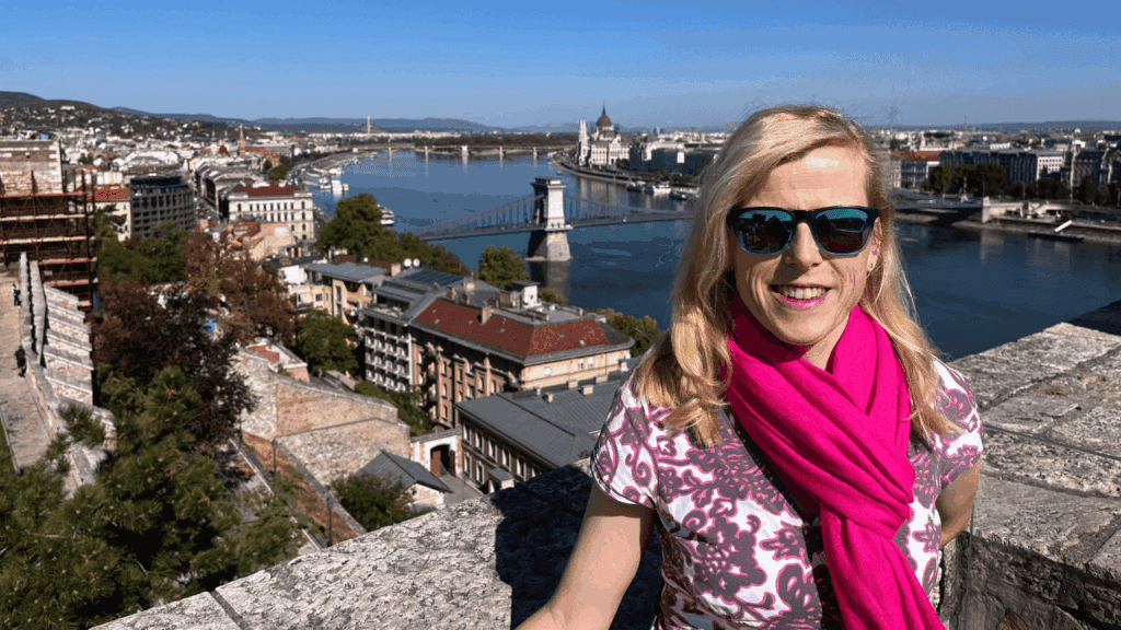 Frau, im Hinergrund Budapest
