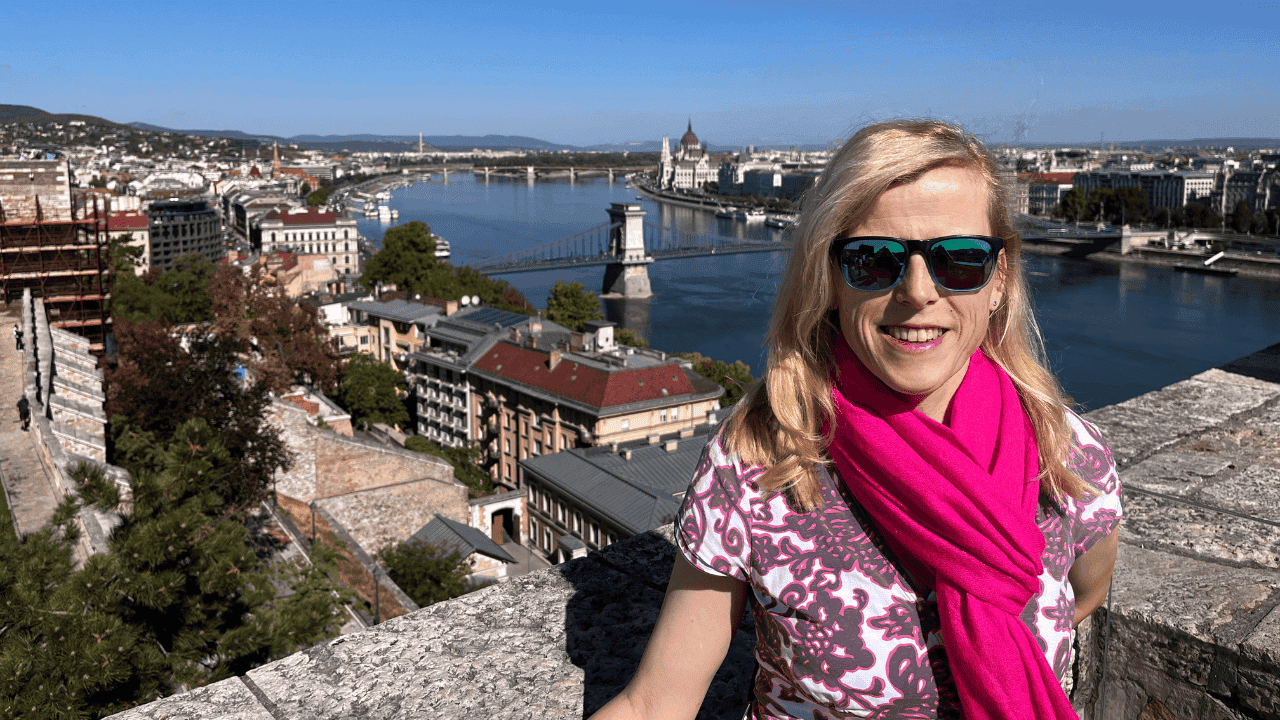 Frau, im Hinergrund Budapest