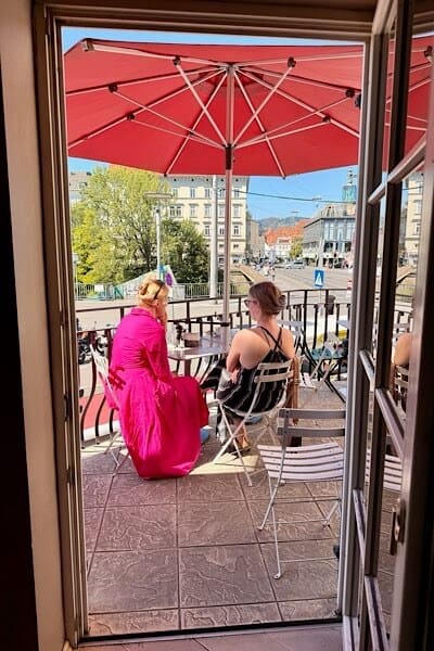 zwei Frauen auf dem Balkon